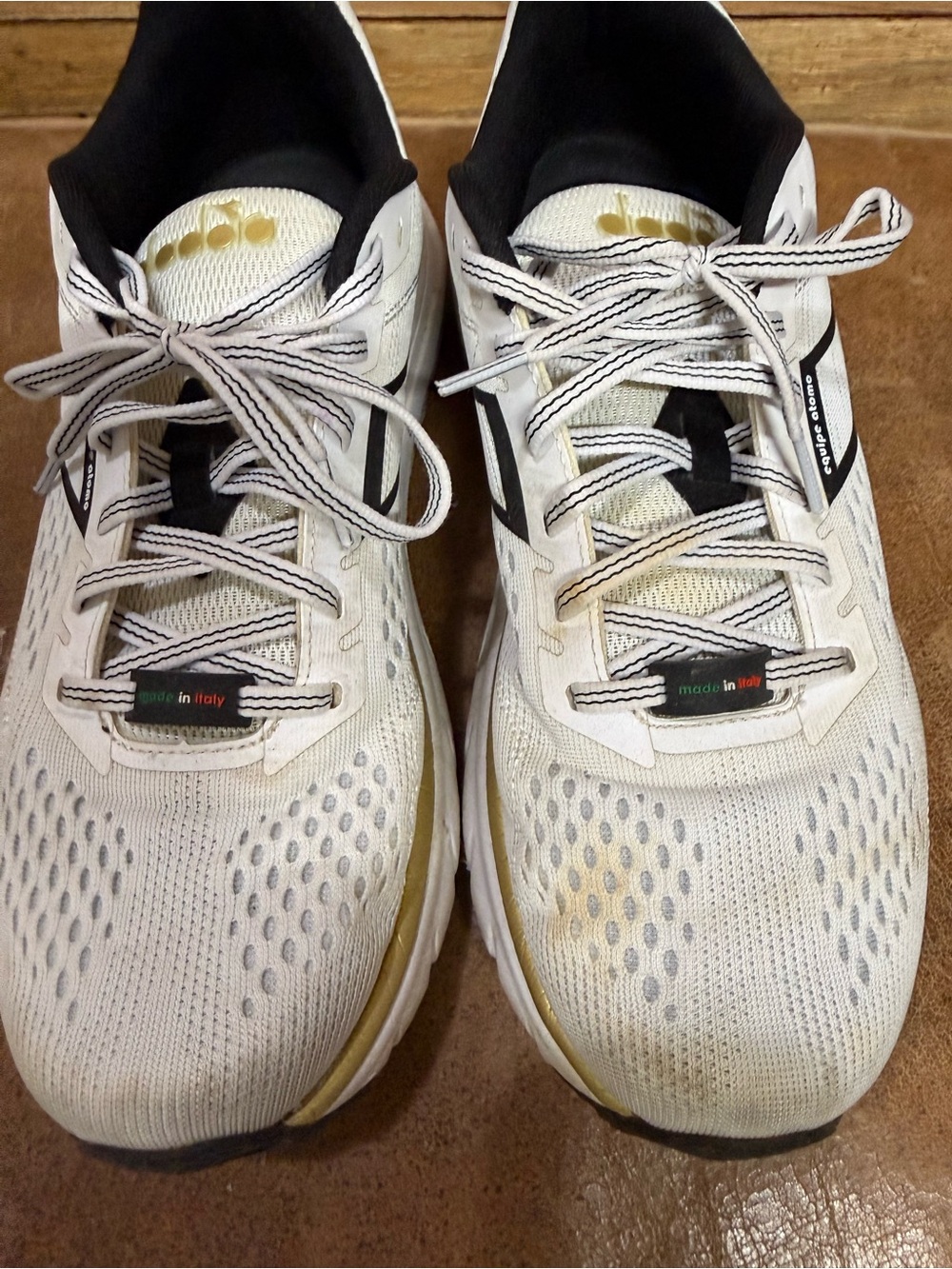 Diadora White and Black Men’s Running Shoes with Gold Accent, size 11.5 - Picture 5 of 9